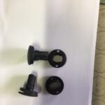 FIAT PANDA 141 COPPIA 2 PERNI PER FISSAGGIO MANIGLIA CHIUSURA VETRO VOLETTO LATERALE POSTERIORE